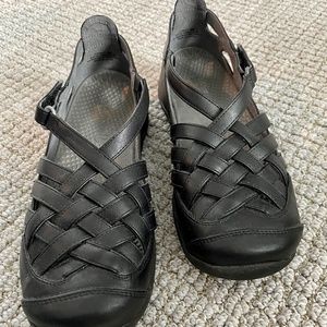 NICE! BareTraps Sz 9 Ferrell Flat w/ Rebound BLACK Vegan Leather COMFORT